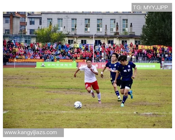 中国足球明星的魅力与帅气风采展现于绿茵场上的精彩瞬间