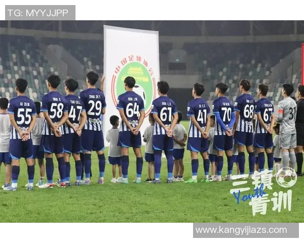 机场工作人员偶遇足球明星引发粉丝热议现场气氛火爆